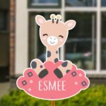 Geboortebord voor in de tuin - Giraffe met vierkantjes - Roze