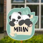 Geboortebord voor in de tuin - Panda slapend op boomstam - Mintgroen