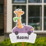 Geboortebord voor in de tuin - Giraffe in auto - Paars