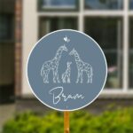 Geboortebord voor in de tuin - Giraffen lijndesign - Grijsblauw